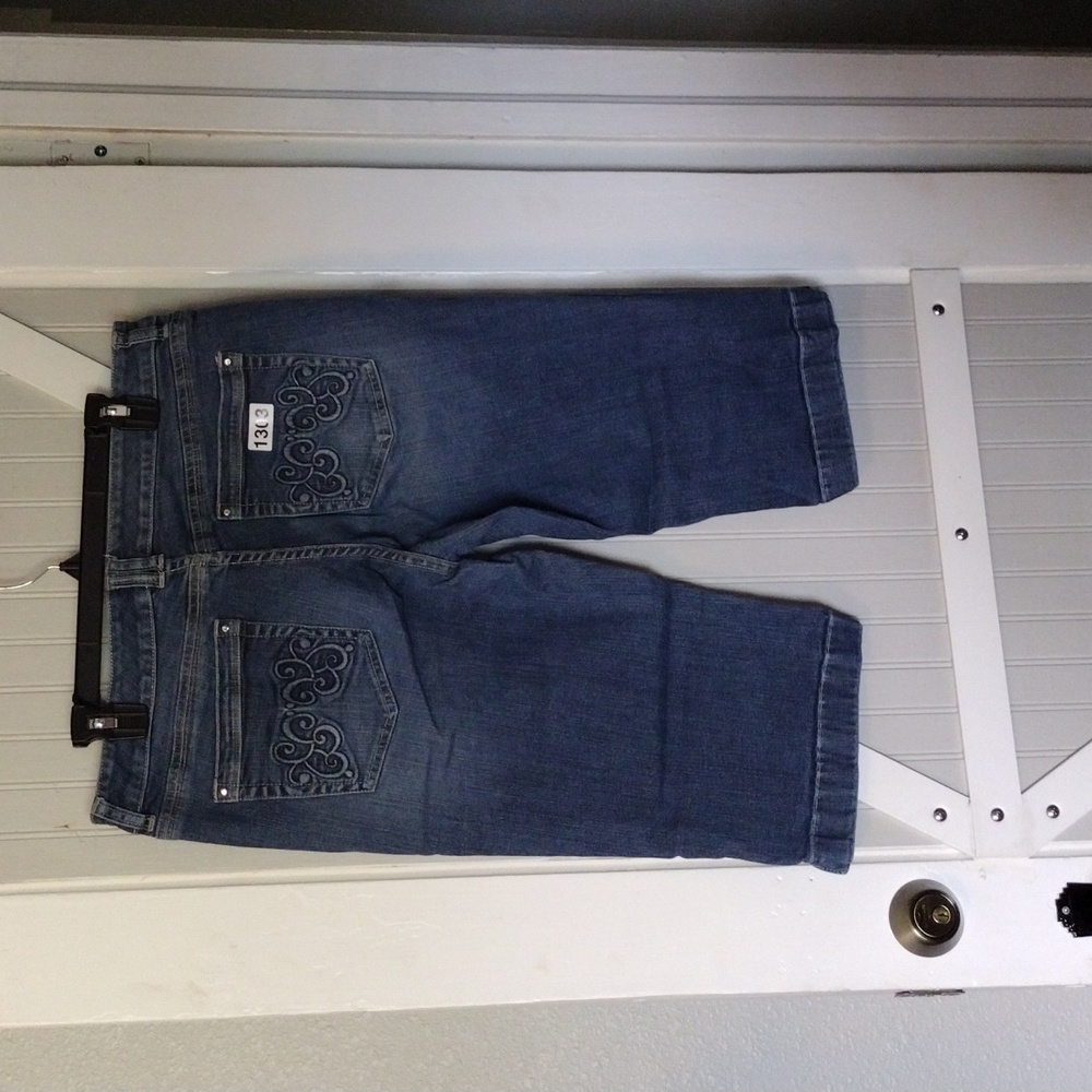 White house black market capris